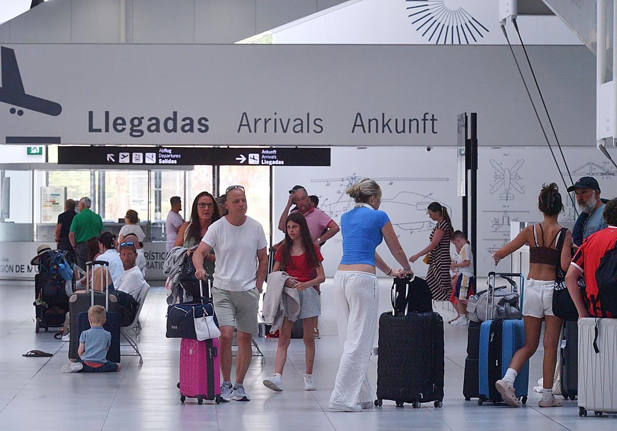Varios pasajeros en la terminal poco antes del vuelo de salida a Londres y después de llegar el de Manchester.