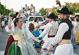Jóvenes bailan jotas, este sábado, en el Bando Internacional de la Huerta y el Mar, en Los Alcázares.