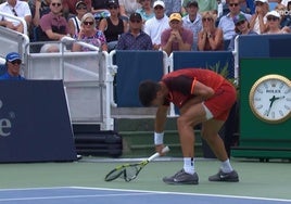 Una imagen insólita.Carlos Alcaraz rompiendo su raqueta, muy enfadado, en su partido de ayer contra Monfils.