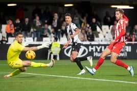 Juan Carlos Real anota un gol contra el Sporting, la temporada pasada.