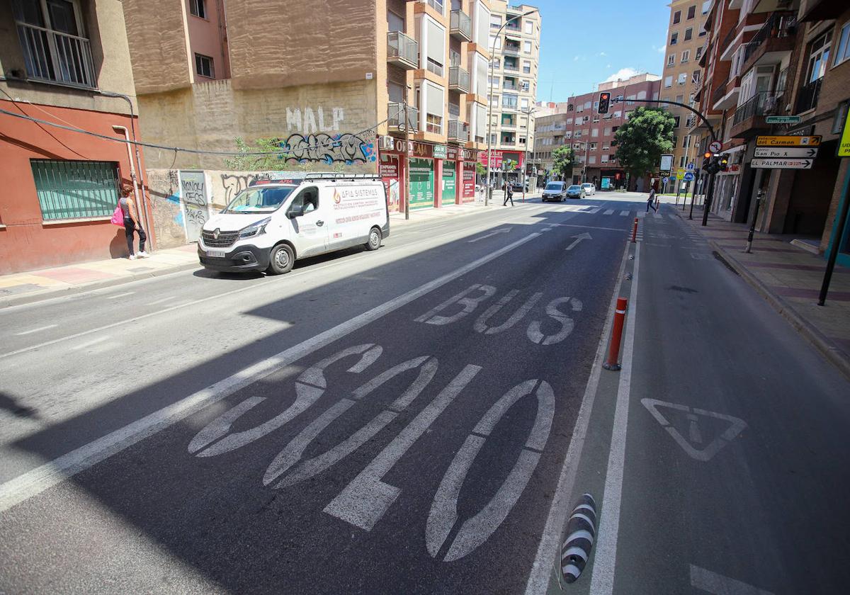 Imagen del carril bus de acceso a la plaza Ingeniero de la Cierva desde la avenida Ciudad de Almería, el cual pasará a estar compartido por el tráfico privado.