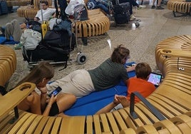 Pasajeros afectados por las cancelaciones de vuelos en Madeira esperan en el aeropuerto.