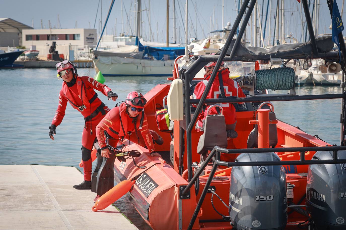 Un día con el equipo de Salvamento Marítimo de Cruz Roja de Torrevieja, en imágenes