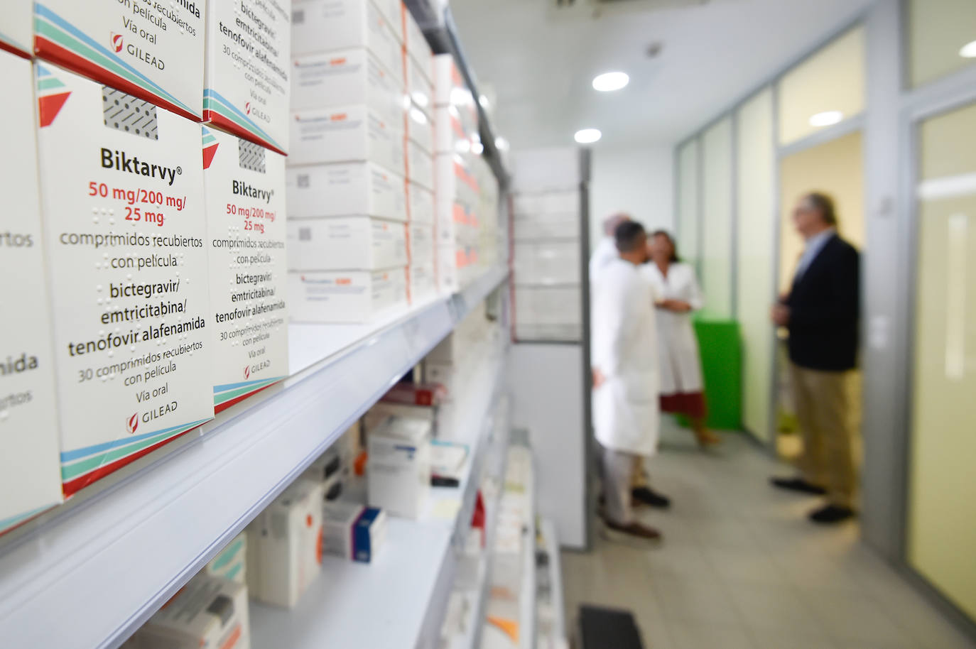 El servicio de Farmacia del Hospital Reina Sofía de Murcia, en imágenes