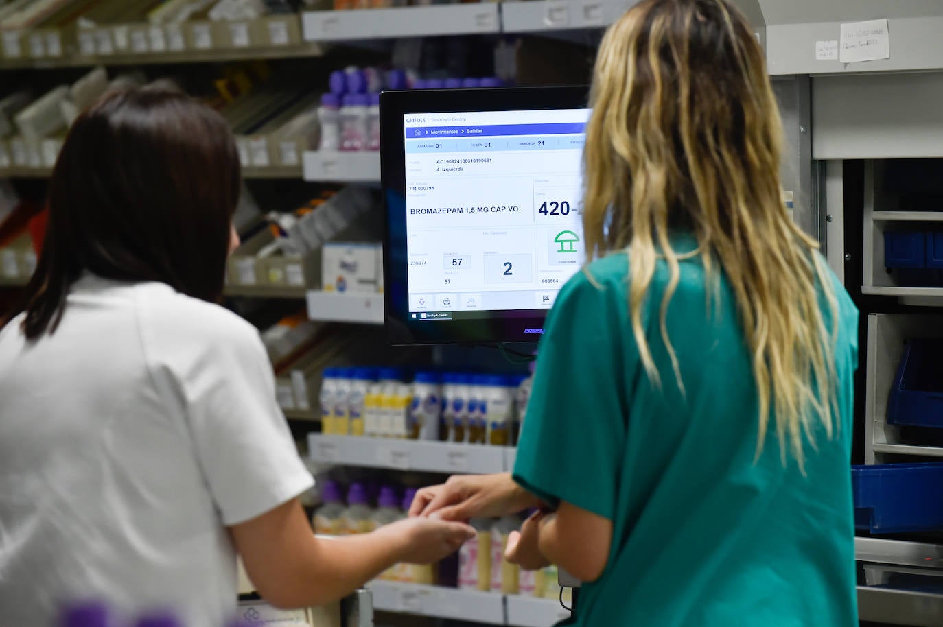 El servicio de Farmacia del Hospital Reina Sofía de Murcia, en imágenes