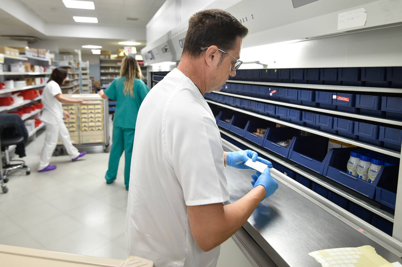 El servicio de Farmacia del Hospital Reina Sofía de Murcia, en imágenes