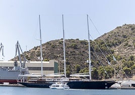 El 'Koru', atracado en el muelle de Navantia.