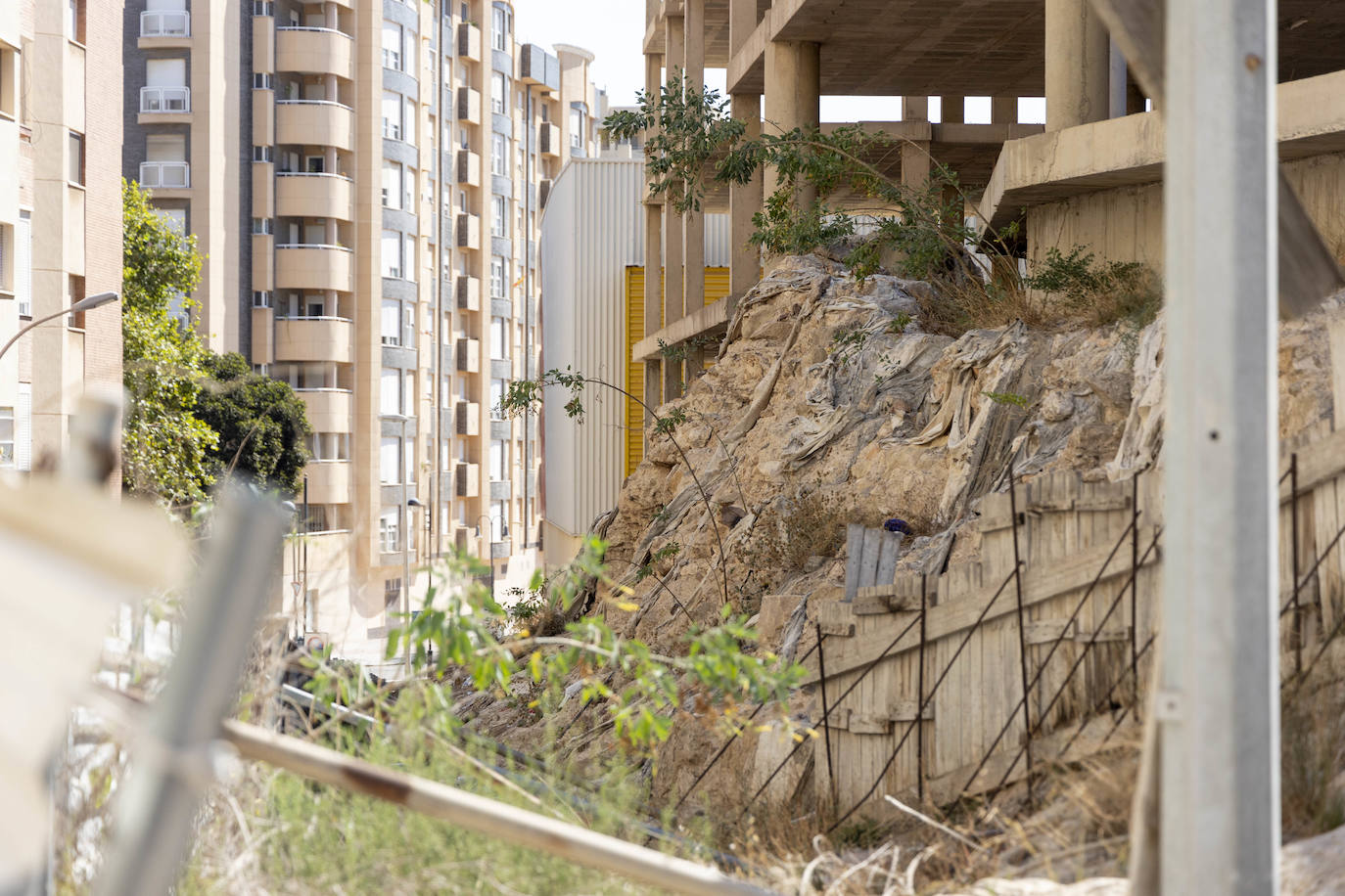 Okupas en la estructura del edificio a medio construir, en imágenes