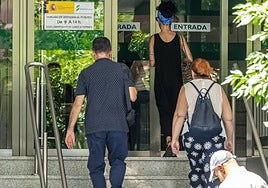 Tres personas acceden a las oficinas de la Seguridad Social en Murcia, en la calle Alfonso X.