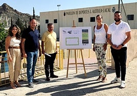 La alcaldesa (2d), en la presentación de las obras de mejora.