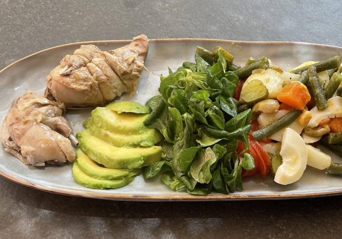 Ensalada de verduras y perdiz en escabeche.