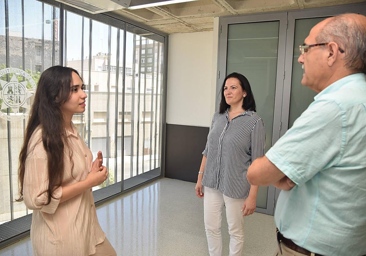 Fatima Ezahra Tlaghi charlando con los directores de su TFG, Manuela e Isidoro Guzmán.