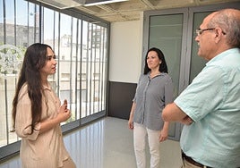 Fatima Ezahra Tlaghi charlando con los directores de su TFG, Manuela e Isidoro Guzmán.