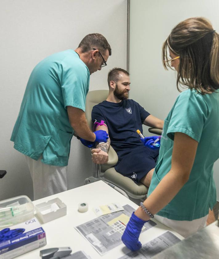 Imagen secundaria 2 - Caupain, Radebaugh y Radovic en las pruebas médicas del UCAM CB. 