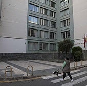 Una viandante frente al Palacio de Justicia de Cartagena, sede del Instituto de Medicina Legal, en una foto de archivo.