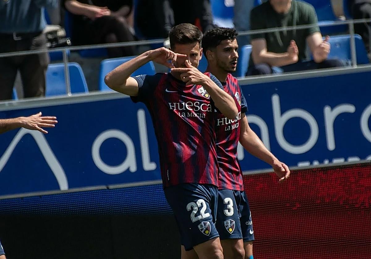 Juan Carlos Real, el nuevo centrocampista grana, celebra un gol con la camiseta del Huesca, club en el que militó cuatro temporadas.