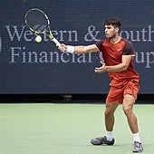 Carlos Alcaraz golpea de derecha, la semana pasada en Cincinnati.