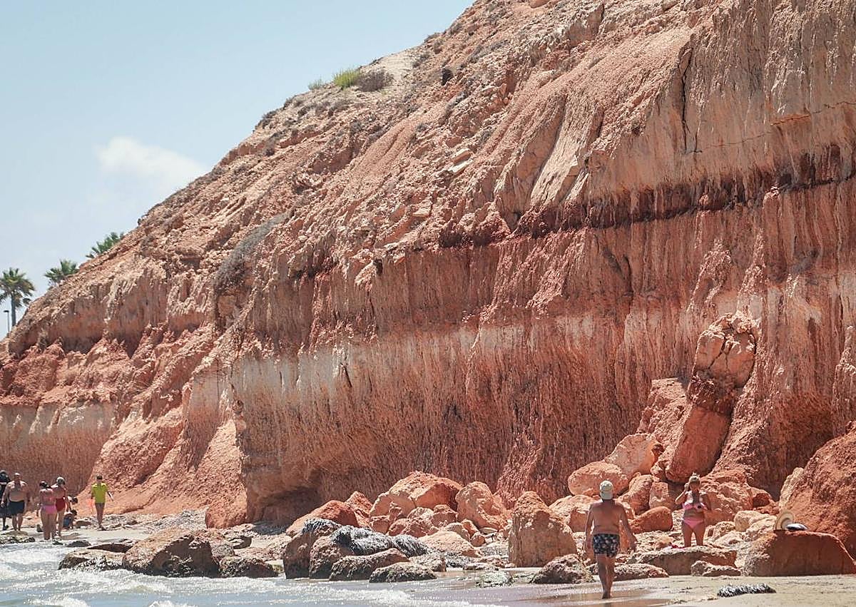 Imagen secundaria 1 - Persiste el peligro de desprendimientos en la playa Barranco Rubio de Campoamor