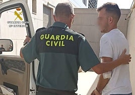 El presunto ladrón en el momento de su detención.