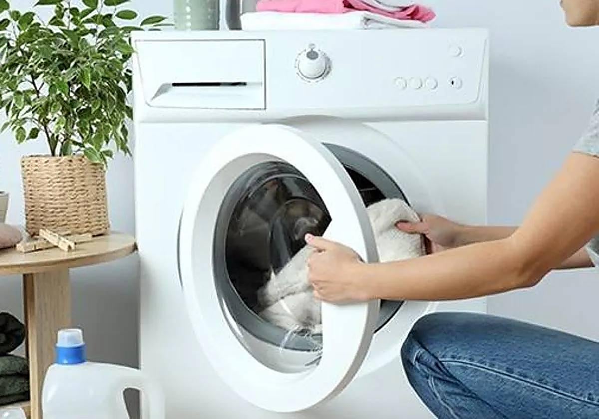 Olvídate de tirar tus prendas desteñidas: el truco más sencillo para recuperarlas en cuestión de minutos.