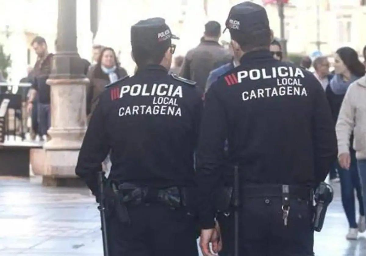 Dos agentes de la Policía Local de Cartagena, en una foto de archivo.