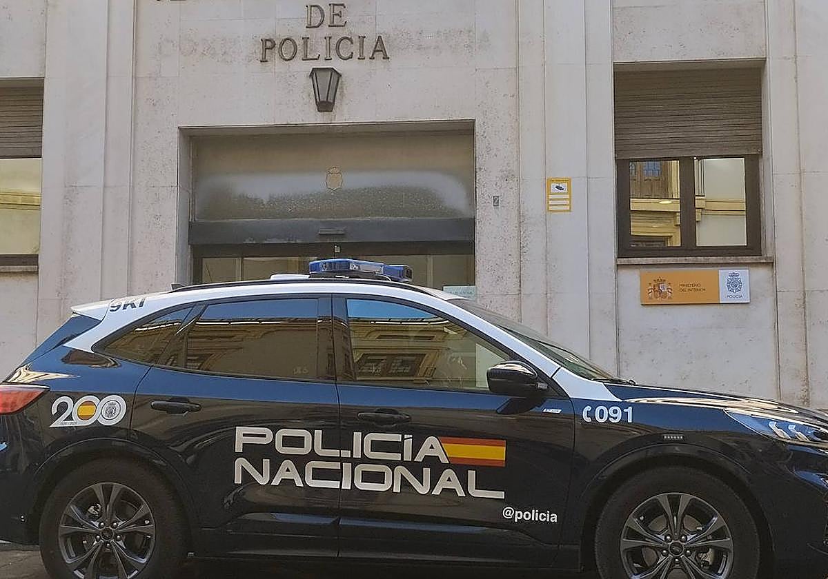 Un vehículo de la Policía Nacional en Murcia.