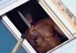 El hombre, atrincherado, muestra el cuchillo.