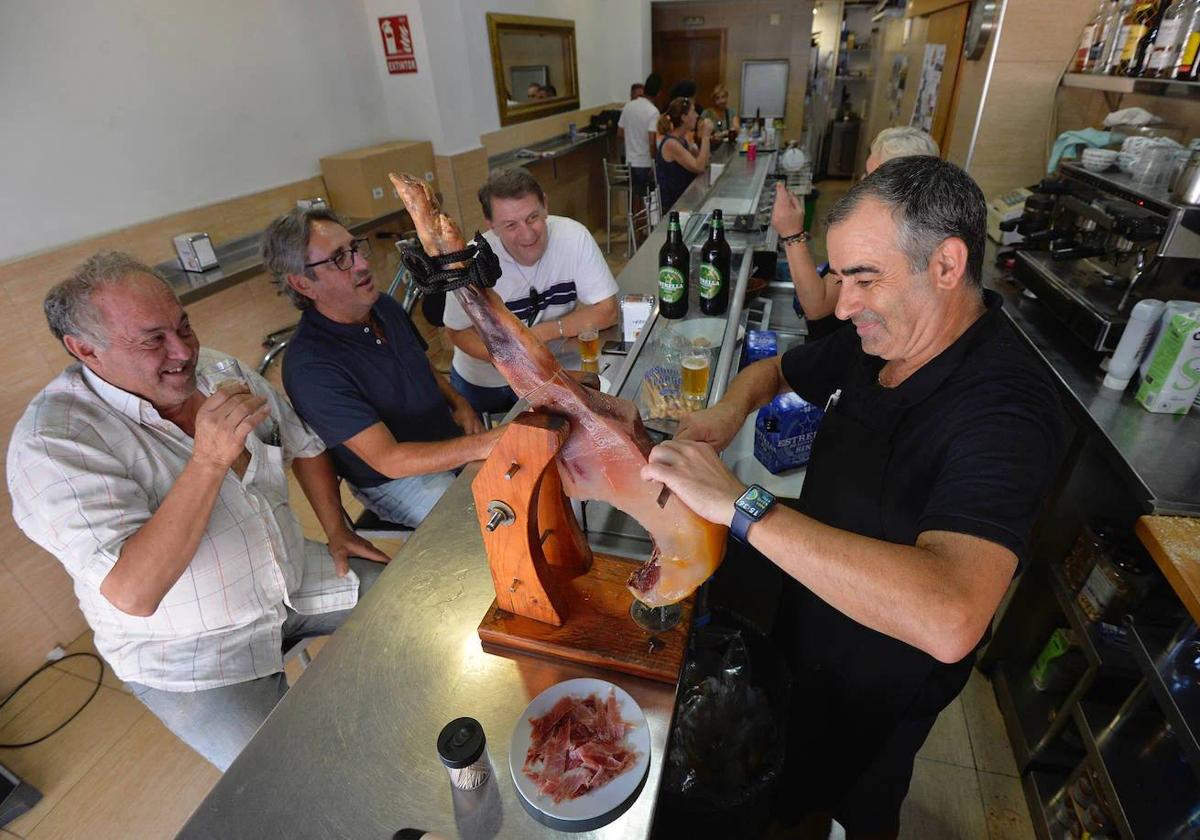 Un camarero corta jamón en en un bar de Murcia, en una imagen de archivo.