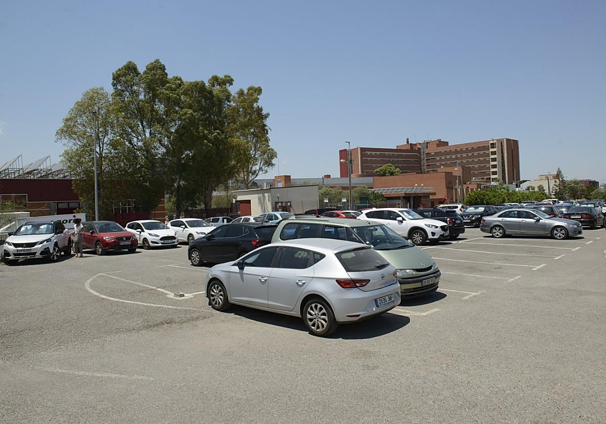 Imagen tomada este verano del aparcamiento a la espalda de La Arrixaca, que será gestionado por Urbamusa a partir de septiembre.