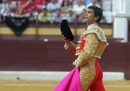 Manzanares saluda al público desde la arena del coso de La Condomina.