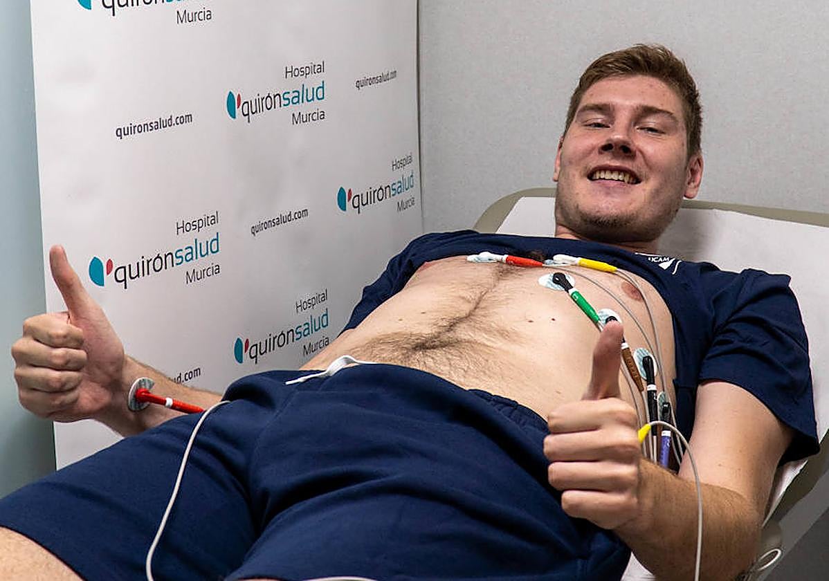 La primera plantilla masculina del UCAM Murcia CB al completo realiza sus reconocimientos médicos previos a la temporada 24-25 en Quirónsalud Murcia