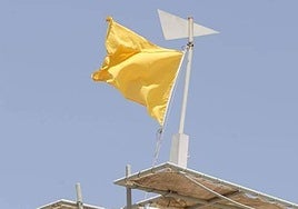Bandera amarilla en una playa de la Región de Murcia, en una imagen de archivo.