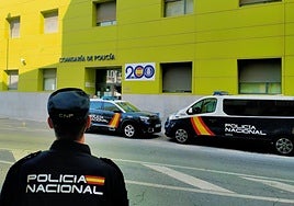 Un agente de la Policía Nacional frente a la comisaría en Cartagena.