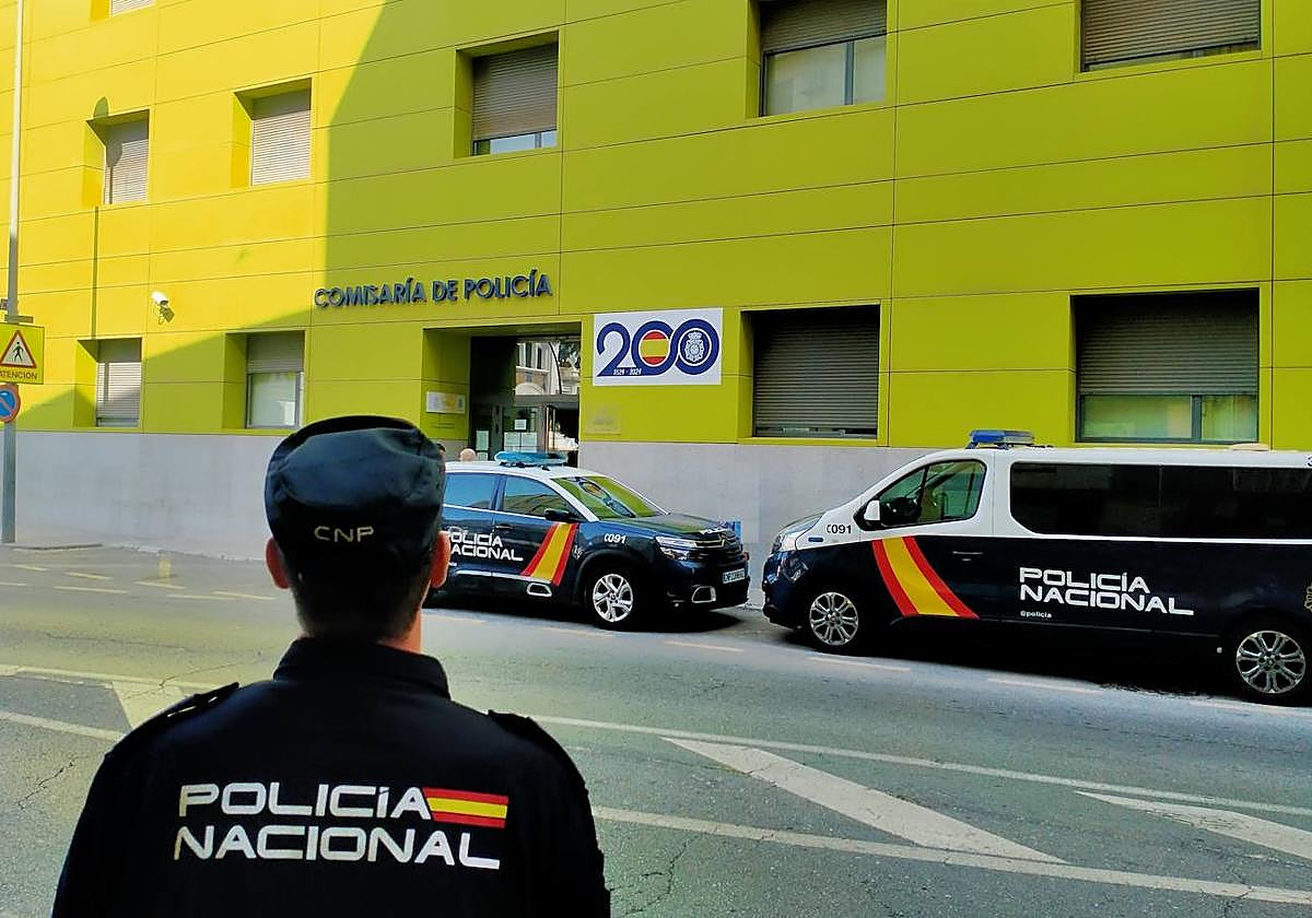 Un agente de la Policía Nacional frente a la comisaría en Cartagena.