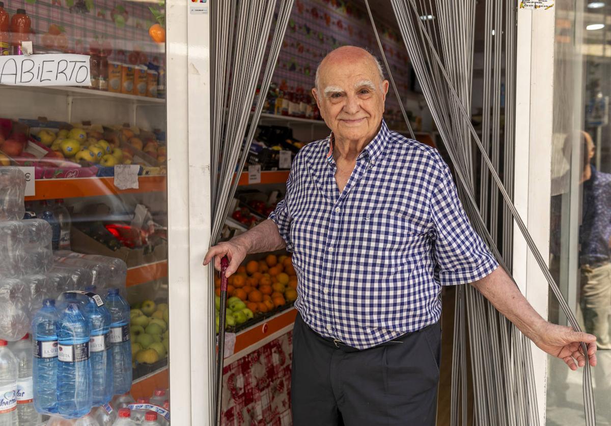 El actor José Caride, en una tienda de barrio de Alcantarilla, este jueves.