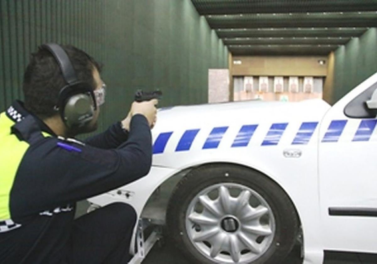 Un policía local de la Región, realizando prácticas de tiro.