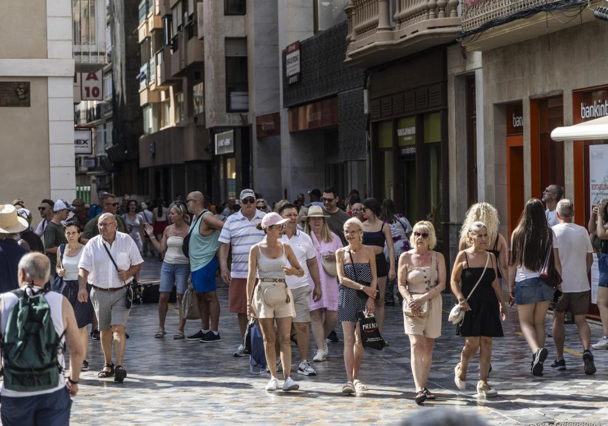 Varias cruceristas pasean por la calle Mayor con bolsas de tiendas locales, este martes, cuando llegaron a Cartagena 4.186 turistas.