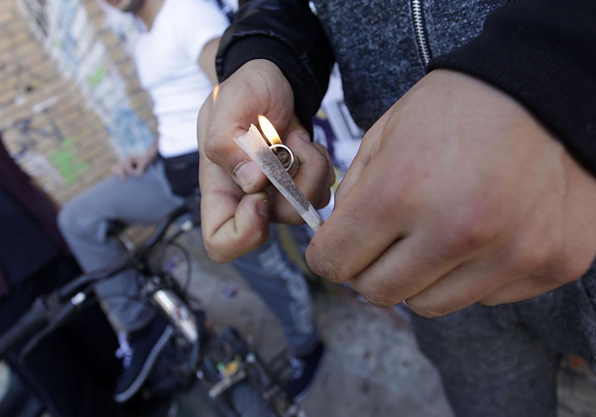 Adolescentes fuman porros en un parque de Murcia en una fotografía de archivo.