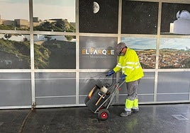 Tareas de fumigación, ayer, en uno de los espacios del municipio.