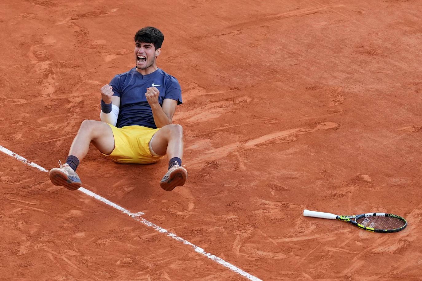 Alcaraz celebra su triunfo en el Roland Garros, tras derrotar en la final a Zverev, el pasado 9 de junio.