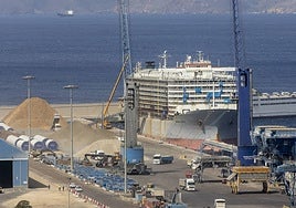 Trabajos de descarga de un buque en Escombrera.