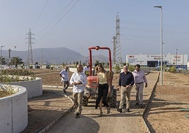 Francisco Bernal conversa con Marisa López y junto a ellos Diego Salinas, en su visita al polígono Cabezo Beaza.
