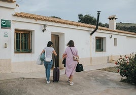 Dos turistas entran a una casa rural de la zona oeste.