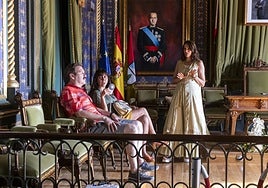 Joaquín Reyes, Carmen Ruiz y Salomé Jiménez, durante el rodaje de 'Los Futbolísimos 2' en el Salón de Plenos del Ayuntamiento de Mazarrón.