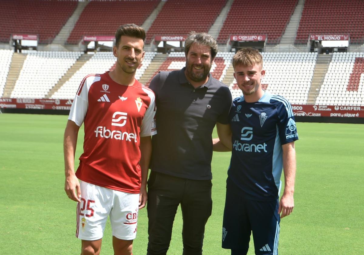 Juan Carlos Real y Ben Knight, fichajes del Real Murcia, posan con Asier Goiria, director deportivo grana.