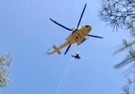 Evacuación en helicóptero del senderista herido.