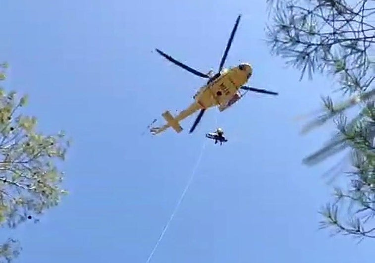 Evacuación en helicóptero del senderista herido.