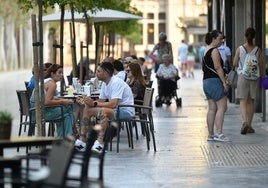 A media tarde los murcianos que se quedan en la ciudad salen a la calle para disfrutar de las terrazas o dar un paseo cuando la temperatura lo permite.