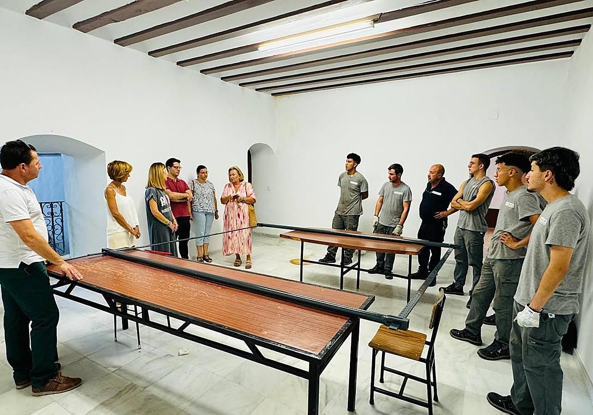 Momento de la entrega del bastidor a la Hermandad de la Virgen de las Huertas en Lorca.