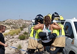 Bomberos rescatan a la mujer.